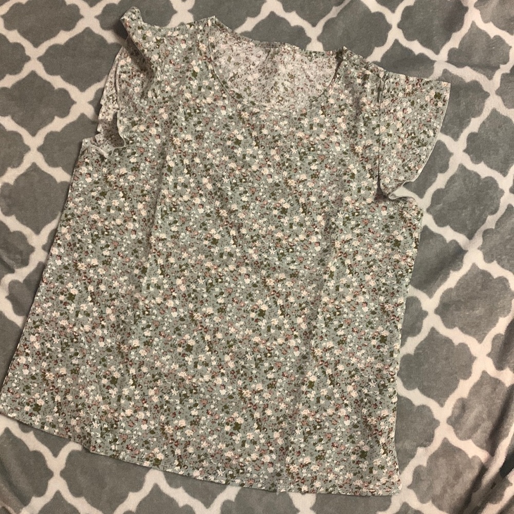 Pastel floral Shirt. Size Medium